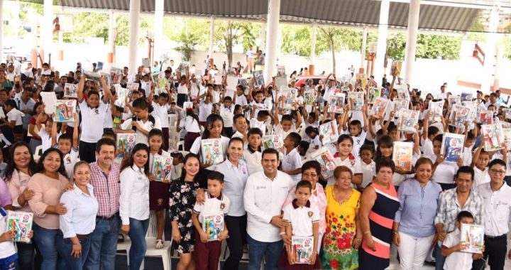 Presidente Jorge Sánchez y esposa Lizette Tapia entregan útiles escolares a más de 1600 niños del municipio