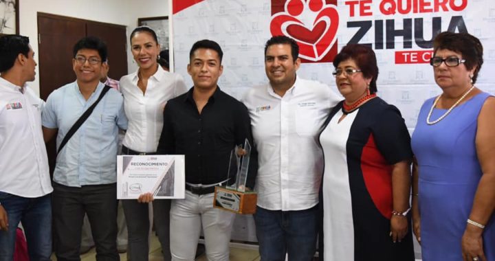 Presidente JSA entrega por primera vez premio a la Juventud impulsado por IMJUVE