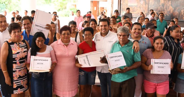 Alcalde JSA entrega certificados a 80 familias beneficiarias del programa Cuartos Dormitorios