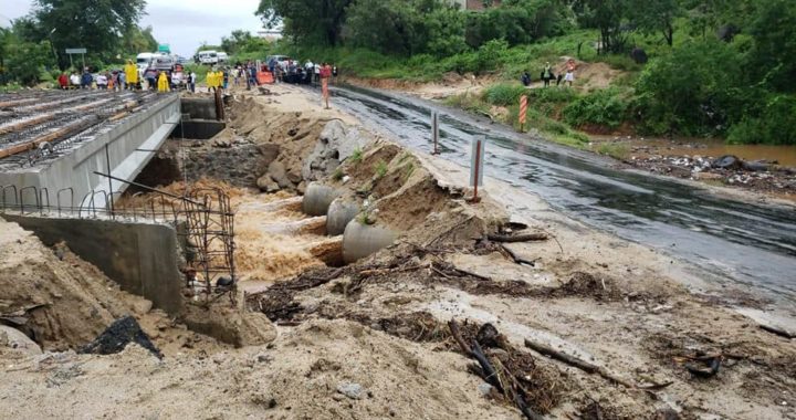 Cierran carretera federal entre Petatlan y Zihuatanejo para prevenir derrumbe de puente en «Miyagua».