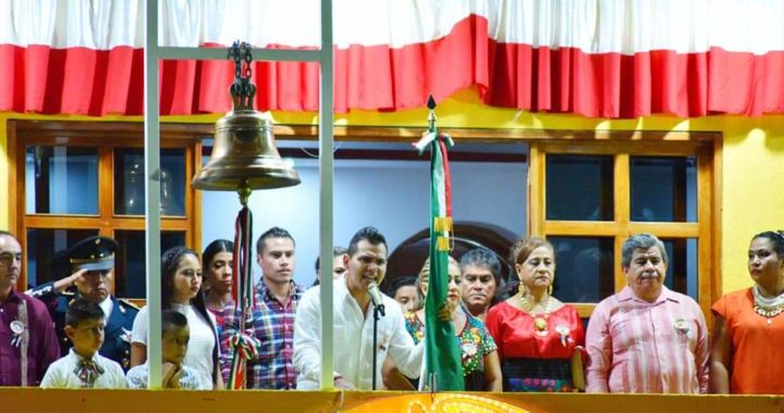 Da su primer grito de Independencia el alcalde de Tecpan Yasir Deloya 