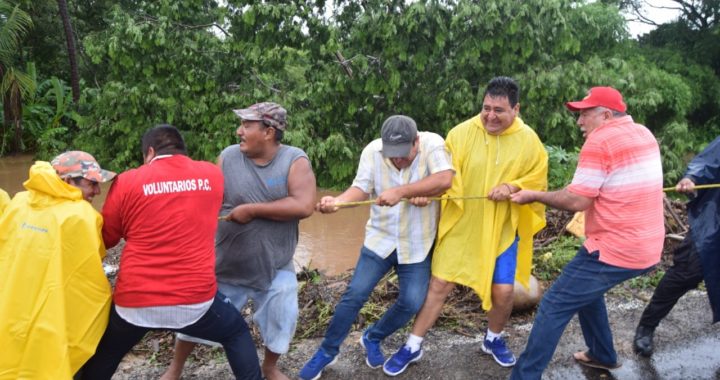 EL PRESIDENTE ESTEBAN CÁRDENAS AL FRENTE DE BRIGADAS SUPERVISA ZONAS AFECTADAS POR LA TORMENTA  “NARDA”