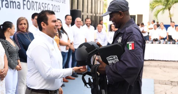 Presidente Jorge Sánchez Allec cumple con cuarta entrega de apoyos a Seguridad Pública Municipal