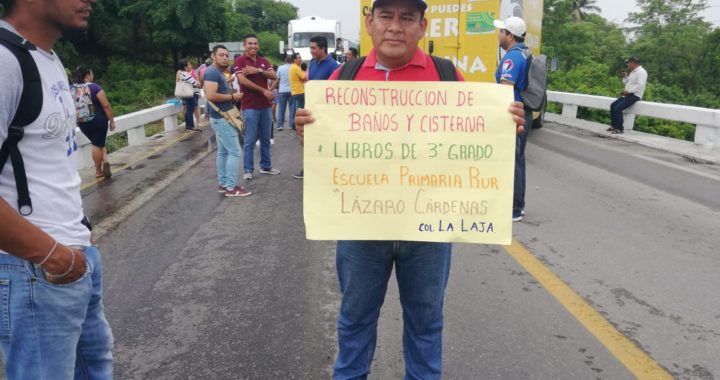 8 horas bloqueada la carretera Acapulco-Zihuatanejo para exigir maestros en la sierra de Atoyac 