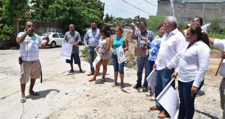 ARRANCA  EL PRESIDENTE MUNICIPAL, ESTEBAN CÁRDENAS PAVIMENTACIÓN  DE LA CALLE JOSÉ MA. MORELOS EN COLONIA VICENTE.