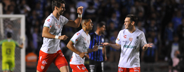 Necaxa vence a Gallos y recupera el liderato