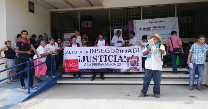 Salen a protestar alumnos de la Preparatoria 22 de Atoyac, denuncian robos constantes 