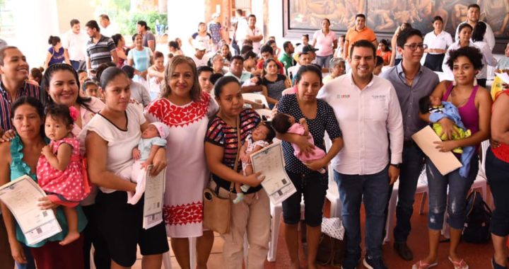 Presidente Jorge Sánchez Allec entrega actas de nacimiento gratuitas para más de 100 niños