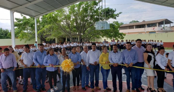 Alcalde Crescencio Reyes Torres sigue entregando techumbres en La Unión 