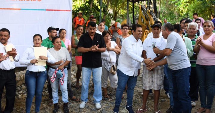 Presidente Jorge Sánchez Allec sube a colonia Miramar para dar inicio a pavimentación de calle