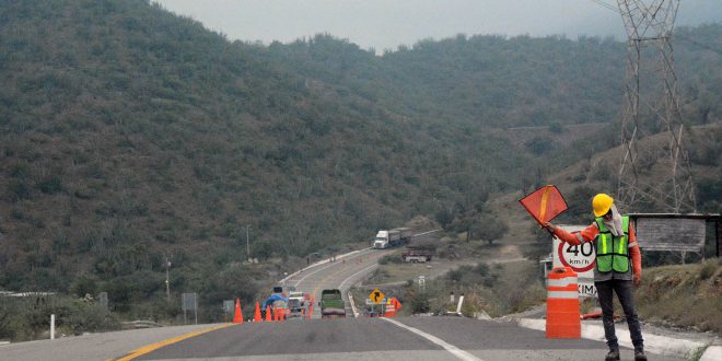 LLENA DE BACHES Y CONVERTIDA EN GRAN PELIGRO LA AUTOPISTA SIGLO XXI.