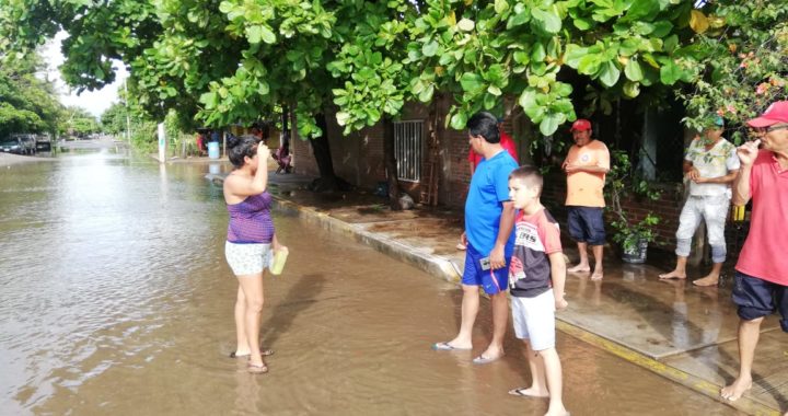 Alcalde Crescencio Reyes atiende a damnificados por inundaciones de sus casas en Petacalco