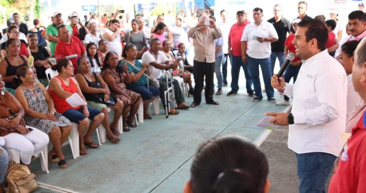 Alcalde Jorge Sánchez Allec lleva apoyos a la colonia Cuauhtémoc y da inicio a techado de cancha