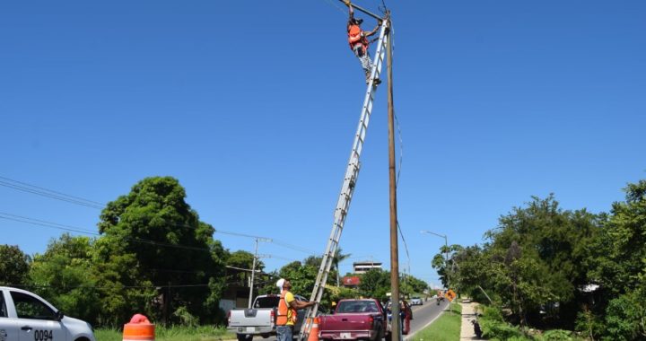 EL GOBIERNO DE PETATLÁN CONTINÚA REPARANDO LUMINARIAS.