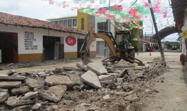 El gobierno de La Unión sigue con los trabajos de construcción de calles y mejoras al sistema de agua potable