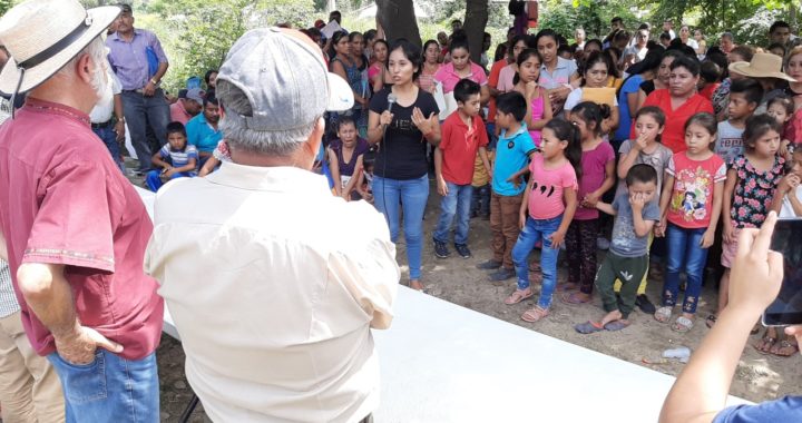 Atienden funcionarios de Gobernación federal a desplazados que están en Tecpan 