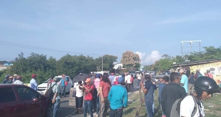 Bloquean la carretera federal Acapulco-Zihuatanejo pobladores de Pie de la Cuesta, en el municipio de Atoyac 