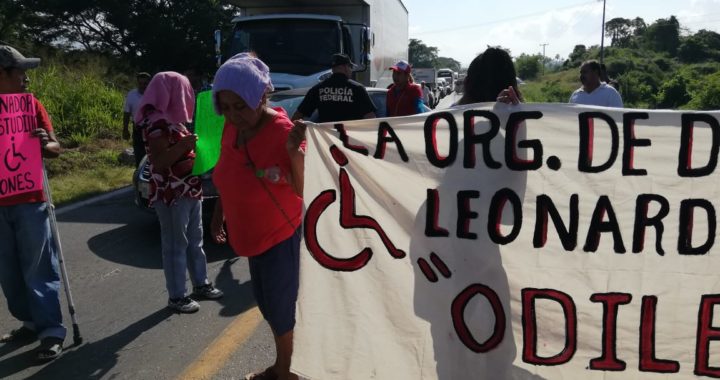 Protestan discapacitados en Atoyac y cierran la carretera federal 