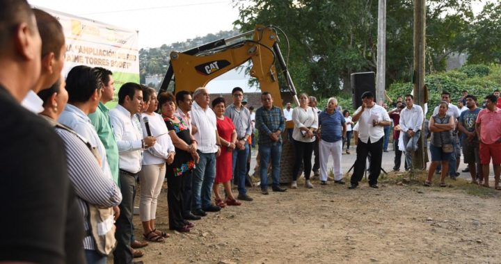 Presidente Jorge Sánchez Allec inaugura obra de electrificación en Vaso de Miraflores