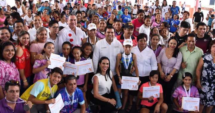 Presidente Jorge Sánchez entrega autobús a deportistas de Zihuatanejo