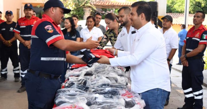 Gobierno municipal entrega segunda dotación de uniformes y equipo a PCyB