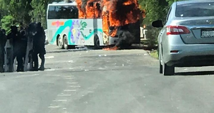 Bloqueo carretero en Palos Blancos en pleno inicio del “Día de Muertos”