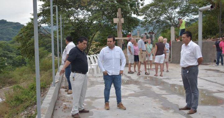 Alcalde Jorge Sánchez Allec supervisa obra deportiva en colegio de Bachilleres