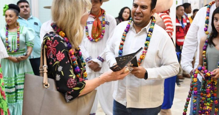 Presidente Jorge Sánchez Allec encabeza emotiva recepción a cientos de turistas canadienses