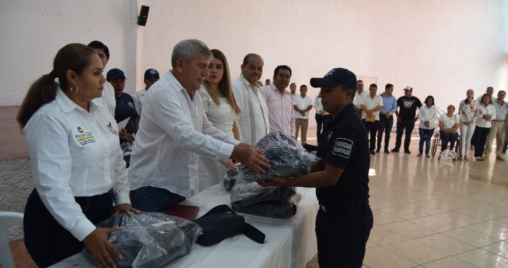 ALCALDE ESTEBAN CÁRDENAS HACE ENTREGA DE UNIFORMES A ELEMENTOS DE LA POLICÍA MUNICIPAL, TRANSITOS Y BOMBEROS.