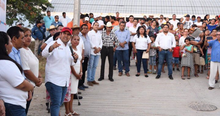 Presidente Jorge Sánchez Allec inaugura electrificación en colonia de Los Almendros