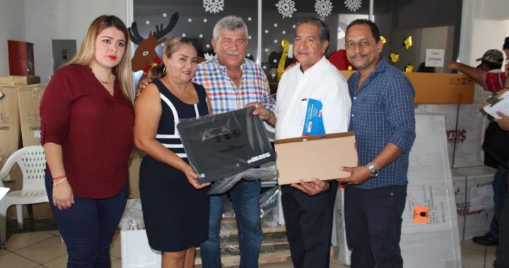 ENTREGA  ESTEBAN CÁRDENAS  EQUIPO PARA LAS DIFERENTES ÁREAS DE LA ADMINISTRACIÓN MUNICIPAL DE PETATLÁN.