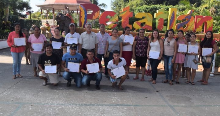 ENTREGAN EL IEEJAG 30 CERTIFICADOS DE PRIMARIA Y SECUNDARIA A BENEFICIARIOS DE PETATLÁN.