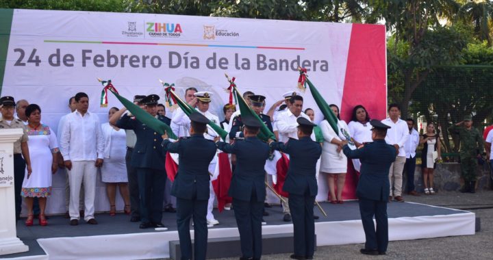 Gobierno de Zihuatanejo y autoridades militares conmemoran Día de la Bandera