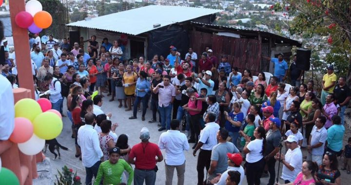 Presidente Jorge Sánchez Allec inaugura dos andadores en colonias de Zihuatanejo