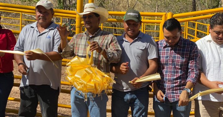 Presidente Crescencio Reyes entrega corral de manejo