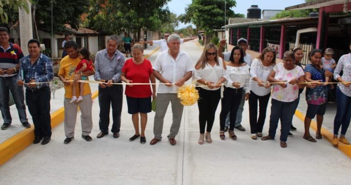 INAUGURA OTRA CALLE MÁS, EL PRESIDENTE ESTEBAN CÁRDENAS, EN LA CABECERA MUNICIPAL DE PETATLÁN