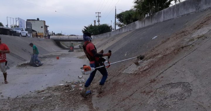 Servicios Públicos mejora imagen del canal de Agua Correa con limpieza general