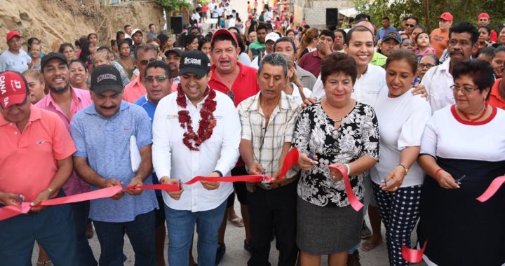 Presidente Jorge Sánchez Allec cumple compromiso de pavimentar calle en la CTM