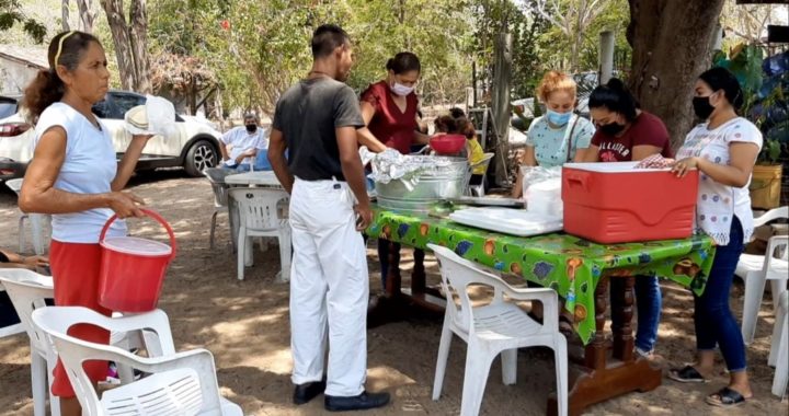 Habitantes de Los Laureles, Estero Colorado y Las Brisas reciben apoyo alimenticio de funcionarios del ayuntamiento de Tecpan 