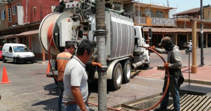 Por instrucciones del presidente Jorge Sánchez, CAPAZ realiza mantenimiento de rejillas pluviales