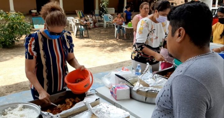 Entegan alimentos  calientes funcionarios del ayuntamiento de Tecpan a pobladores del Carrizal y La Zarza