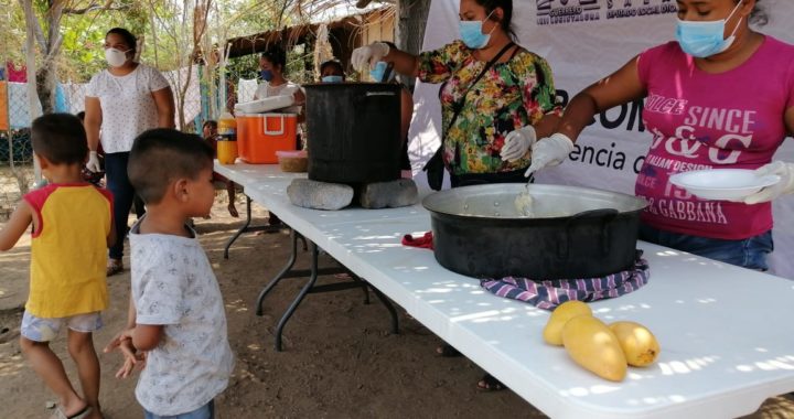 Ante falta de apoyo del ayuntamiento de Coyuca de Benítez, pobladores reciben apoyos alimenticios de diputado Osiel Pacheco 