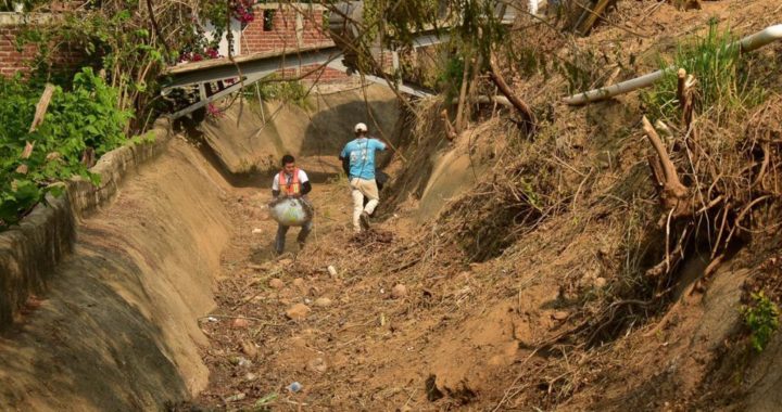 Gobierno municipal realiza limpieza en canales en Zihuatanejo, previo a temporada de lluvias