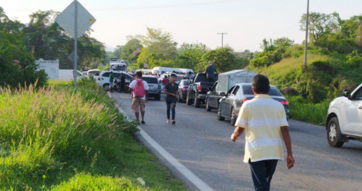 Cumplen su advertencia transportistas de Tecpan y Atoyac; cierran la vía federal Acapulco-Zihuatanejo 