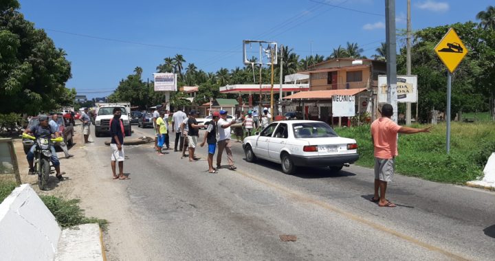 Pobladores exigen concluir obra a alcalde de Benito Juárez; bloquean carretera federal Acapulco-Zihuatanejo 