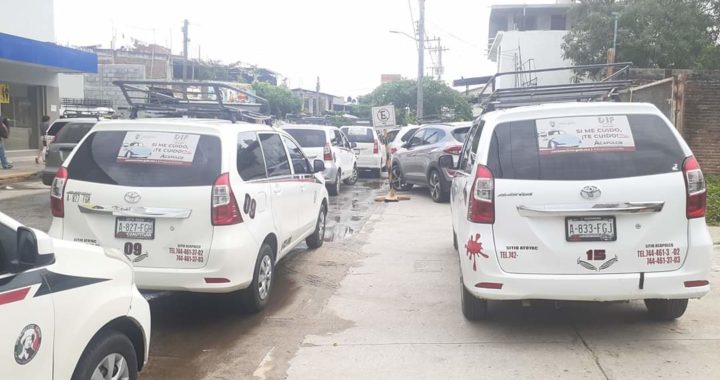 Taxistas bloquean acceso a la terminal Estrella de Blanca, en Atoyac; exigen que Guardia Nacional ya no los pare