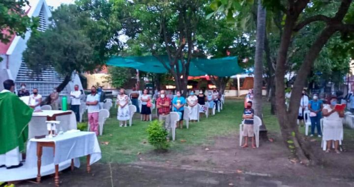 Reinician misas con poca gente en la parroquia de Tecpan por el COVID-19 