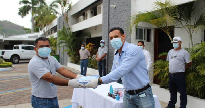 Gobierno municipal cumple con entrega de uniformes a mas de 300 trabajadores de la CAPAZ