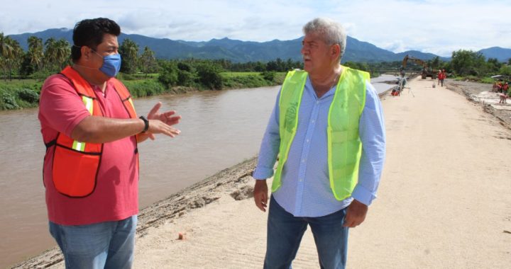 ESTEBAN CÁRDENAS, SUPERVISA LA OBRA DEL CANAL PLUVIAL DEL RIO DE PETATLÁN.