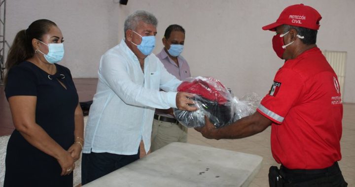 ESTEBAN CÁRDENAS HACE ENTREGA DE UNIFORMES A ELEMENTOS DE LA POLICÍA, TRÁNSITO Y PROTECCIÓN CIVIL MUNICIPAL.